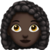 苹果系统里的女人：深色肤色，卷发emoji表情